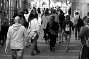 Μην περιμένεις τους άλλους να σου δώσουν επιβεβαίωση