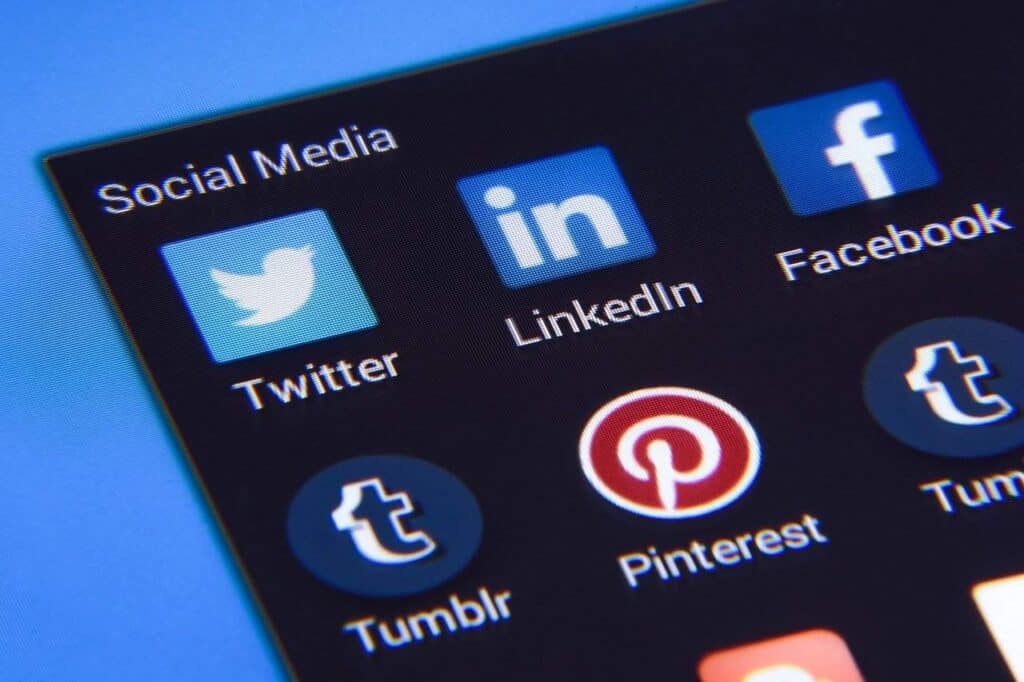 Πώς να κατεβάσεις μαζικά φωτογραφίες από Facebook και Instagram