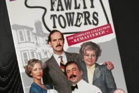 Fawlty Towers: Η εμβληματική σειρά του 1975 επέστρεψε στις οθόνες μας