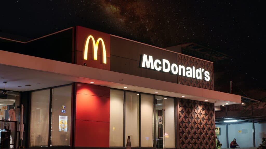 τέλος για τα McDonald's στη Ρωσία Ποιός τα αγοράζει