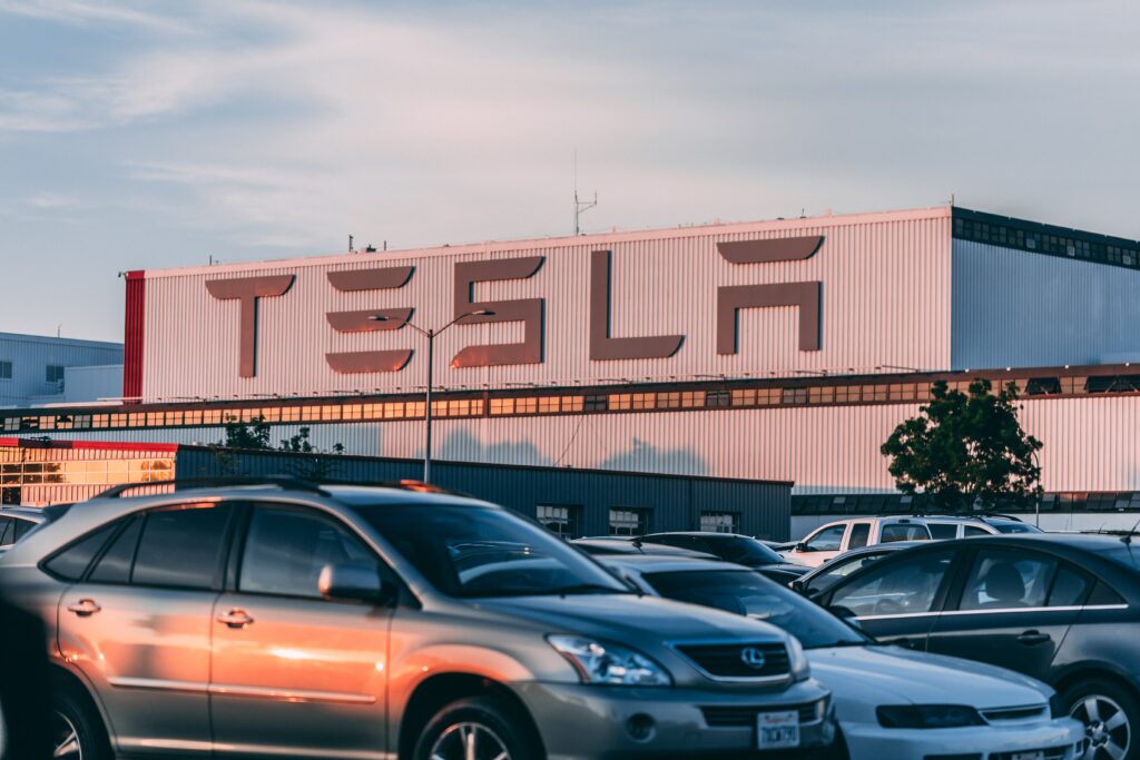 Απολύσεις στην Tesla Ο Elon Musk απολύει εργαζομένους του