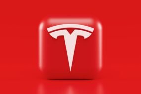 Απολύσεις στην Tesla Ο Elon Musk απολύει εργαζομένους του