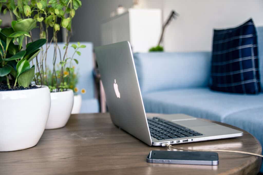 Πώς να συνδέσεις το Macbook στην τηλεόραση (ασύρματα & ενσύρματα)