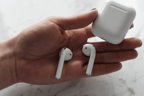 Δε λειτουργεί το μικρόφωνο στα Airpods Τι να κάνω;