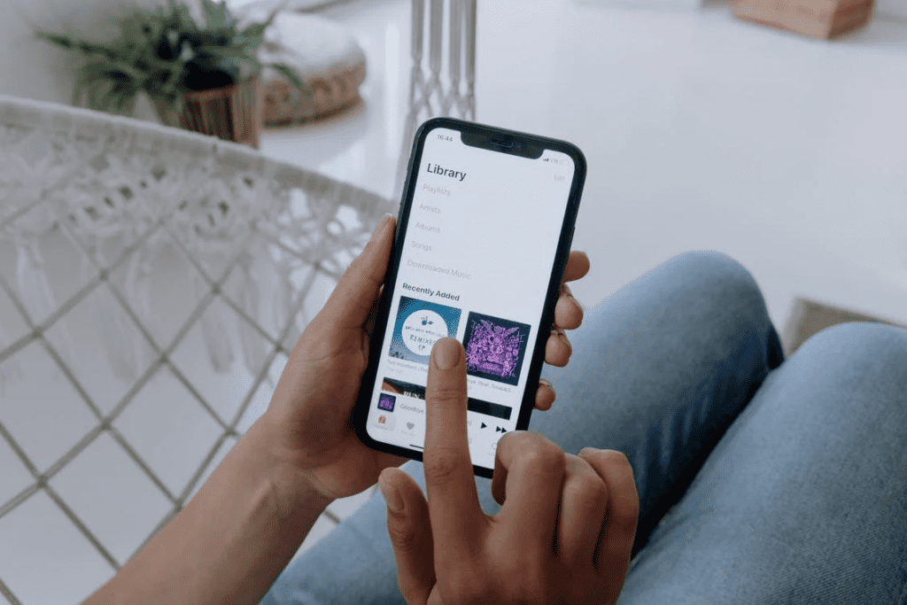 Πώς και γιατί να κάνεις like σε τραγούδια & playlists στο Apple Music